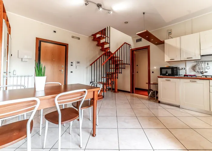 La Terrazza Sul Parco ,8 Guests, 3 Bedrooms, Huge Terrace & Free Parking Apartment *