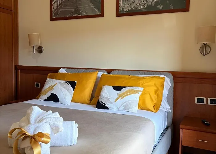 Apartment La Terrazza Sul Parco ,8 Guests, 3 Bedrooms, Huge Terrace & Free Parking Rom